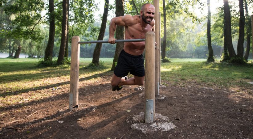 Klatka z bicepsem czy tricepsem?