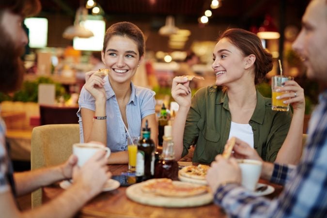 Cheat day to tzw. oszukany dzień w codziennej diecie. Jest to czas, w którym możemy pozwolić sobie na odstępstwa od tradycyjnego jadłospisu, który stosujemy każdego dnia. Okazuje się, że odgrywa dość ważną rolę w życiu osób aktywnych fizycznie. Jakie są wady i zalety stosowania cheat day oraz czy może on zniszczyć wysiłek wypracowany wcześniej? Poniżej postaramy się odpowiedź na wszystkie te pytania Co to jest cheat day? Cheat day w luźnym tłumaczeniu oznacza dietetyczne obżarstwo i rozpustę. Jest to dzień, w którym możemy pozwolić sobie na nieco więcej. Nie musimy dokładnie liczyć kalorii spożywanych w tym czasie, jednak warto pamiętać, aby nie popadać w skrajności w skrajność i nie pochłaniać wszystkiego, co wpadnie nam w ręce. Cheat day to często wyczekiwany dzień, który pozwala utrzymać przede wszystkim równowagę psychiczną u osób stosujących się do sztywnych planów żywieniowych. Jednak zadziałać może w dwojaki sposób. Cheat day – zalety. Przeprowadzono wiele badań, które udowodniły, że kondycja psychiczna w dużej mierze warunkuje progres osób trenujących, modelujących sylwetkę oraz zdrowo się odżywiających. Jeżeli zbyt wiele bodźców będzie wpływało na wzrost stresu, przełoży się to na wytwarzanie w organizmie hormonów mogących zahamować jakiekolwiek pozytywne skutki stosowania diety. Jednym z takich bodźców może być niewłaściwy plan żywieniowy, który będzie wywoływał niezadowolenie lub ciągły głód. W tym przypadku zaplanowany cheat day będzie momentem euforycznym, który pozwoli wytrwać w postanowieniu. Kolejną zaletą stosowania cheat day jest przyspieszenie metabolizmu. Nie należy jednak tego dnia rozumieć dosłownie. Oznaczałoby to całodzienne opychanie się bez kontroli. W żadnym wypadku nie powinniśmy tak postępować. Warto w tym dniu spożywać tą samą ilość posiłków, ale urozmaicić je lub dodać do nich ulubione łakocie. Ostatnim plusem, który często zauważalny jest przez osoby będące w cyklu redukcyjnym, to poprawa sylwetki następnego dnia po cheat day. Mianowicie, może nastąpić lekkie odwodnienie (szczególnie zauważa się tu ubytek wody podskórnej), a u osób o większej muskulaturze zauważy się tzw. „nabicie”, czyli lepsze wypełnienie i gęstość mięśni, związane dostarczeniem większej ilości cukru. Cheat day – wady. Nieprawidłowo stosowany cheat day może wyrządzić wiele szkód w naszym organizmie. Jego główną wadą jest z pewnością uzależnienie od tego dnia. Życie nie powinno opierać się na ciągłym myśleniu o jedzeniu i zaspokajaniu potrzeb żywieniowych. Stany euforyczne, które powoduje cheat day zdecydowanie uzależniają. Dzień odstępstwa żywieniowego może mieć również negatywny wpływa na metabolzim. Cheat day zamiast przyspieszyć, może rozregulować jego funkcjonowanie. Podczas stosowania diety, organizm przyzwyczaja się do wytwarzania odpowiednich enzymów trawiennych. W momencie dostarczania innego pożywienia, może mieć trudności z ich trawieniem, dlatego lepiej wtedy przygotować suplementy na wzdęcia. Wadą cheat day’a może być również złudzenie, który było opisane jako zaleta, czyli poprawa sylwetki dzień po jego stosowaniu. Może tu wystąpić sytuacja wręcz przeciwna do wyżej opisanej, a mianowicie retencja wody podskórnej. Cheat day na redukcji – czy może zniszczyć nasz wysiłek Poprawnie przeprowadzony cheat day nie powinien mieć negatywnego wpływu na naszą sylwetkę. Jeden dzień, kiedy pozwolimy sobie na więcej, nie zniweczy tygodni czy miesięcy zdrowego i świadomego odżywiania. Ale jest to oczywiście kwestia indywidualna. Cheat day na każdego może zadziałać inaczej – pozutywnie lub negatywnie. Na pewno wydzielane endorfiny po wysiłku fizycznym będą powdopiadać, aby jak najszybciej zaplanować cheat day i ten oczywiście odżywi organizm, jak i poprawi kondycję psychiczną. Lecz nie zawsze może pozytywnie przełożyć się na formę osoby trenującej. Cheat day – jak często? Częstotliwość stosowania cheat day’a to kwestia indywidualna. Przede wszystkim należy pamiętać, ,aby taki dzień zaplanować. Nie powinna to być spontaniczna decyzja. Dobrym podejściem jest regularność, czyli planowanie cheat day np.: - co 7 – 10 dni, - raz w miesiącu, - raz w tygodniu, w dzień, kiedy wykonujemy najcięższy trening, - w dniu kiedy spotykamy się ze znajomymi. Nie należy też planować tego dnia „na siłę”, jeśli ktoś nie odczuwa takiej potrzeby. Cheat day – warto czy nie warto? Podsumowując, cheat day stosowany z rozwagą nie jest niczym złym, szczególnie u amatorów oraz osób, które pracują nad sylwetką polegając wyłącznie na diecie. Tak jak w podejściu do treningów – liczy się rozsądek. Nie należy traktować tego dnia tak, jakby to był ostatni dzień przed końcem świata!