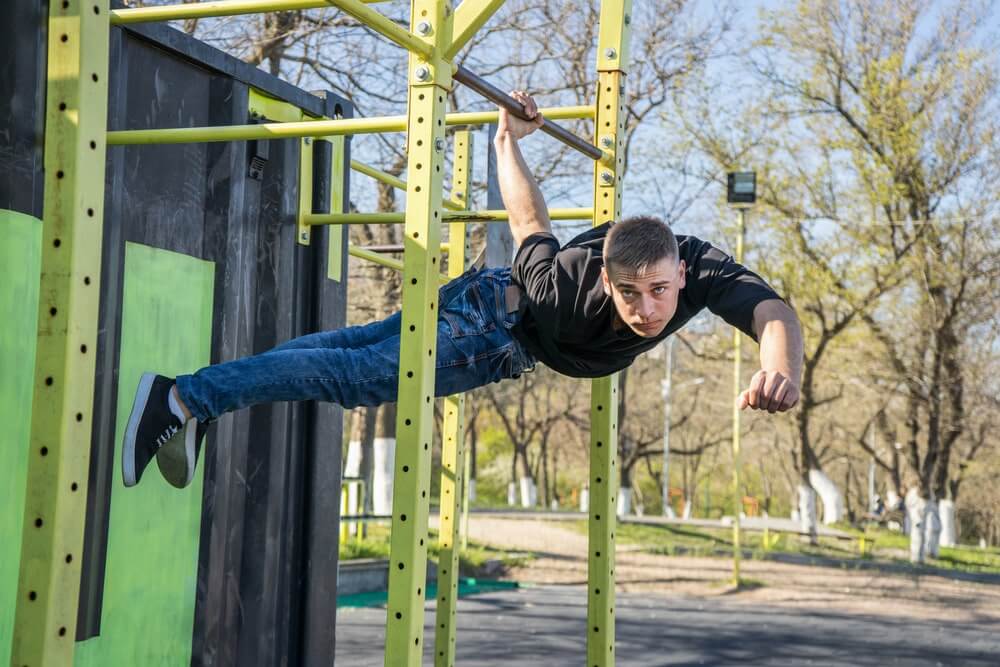 mężczyzna wykonuje back lever