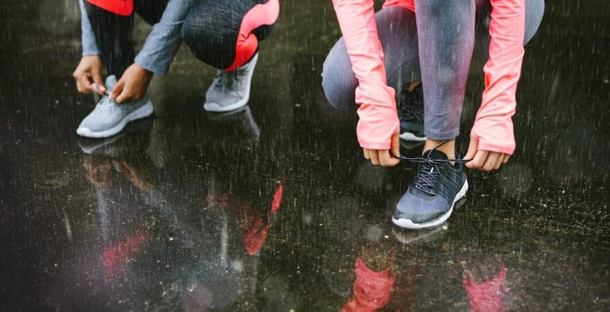 para biega w deszczu - trening w deszczu