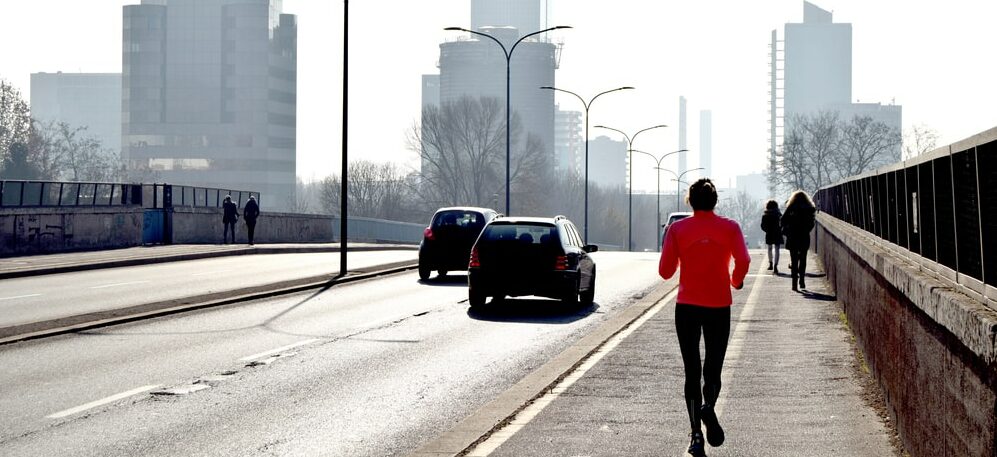 mężczyzna biega w smogu