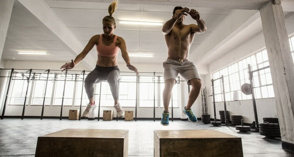 para wykonuje box jump - ćwiczenie na nogi