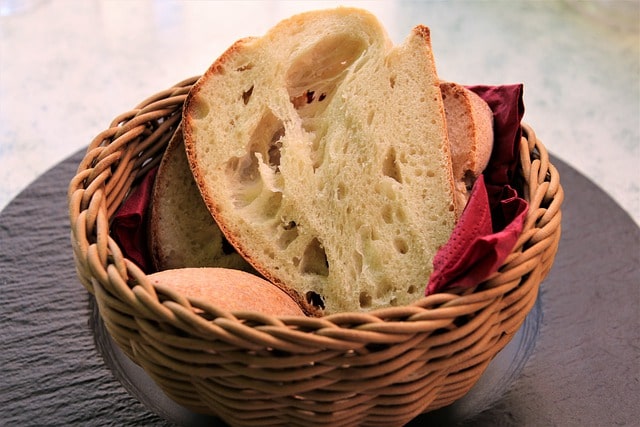 Ile kalorii ma chleb? Czy można jeść pieczywo na diecie?