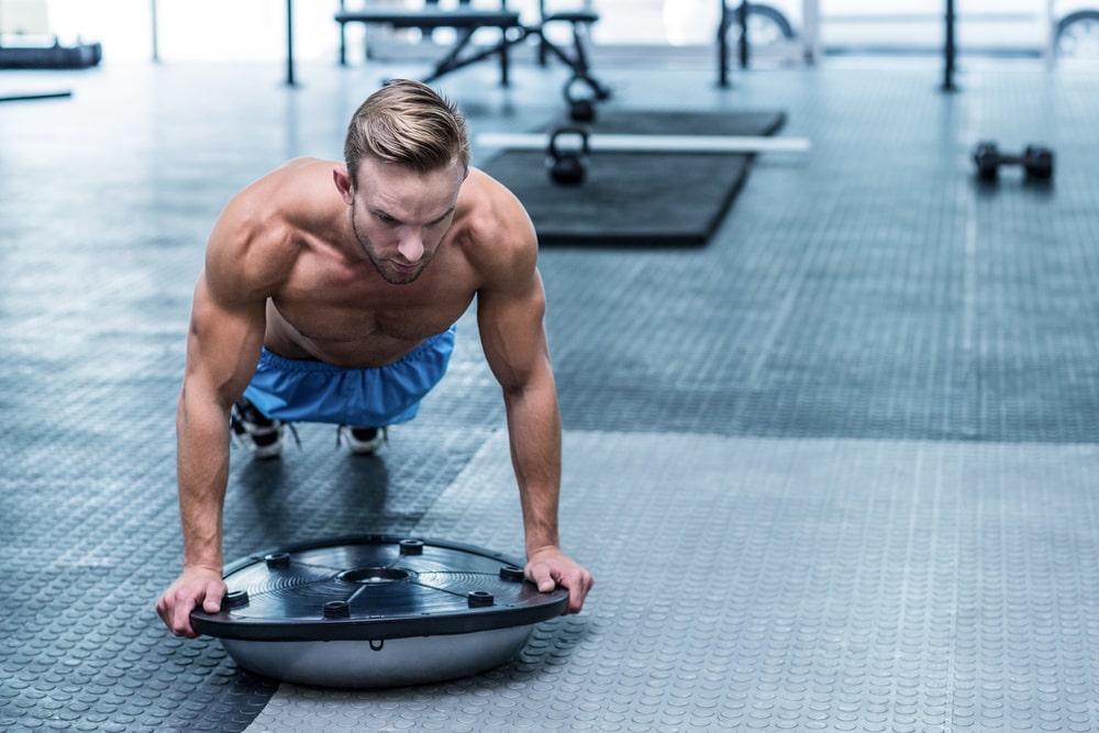 Umięśniony Mężczyzna Robi Burpees Z Bosu