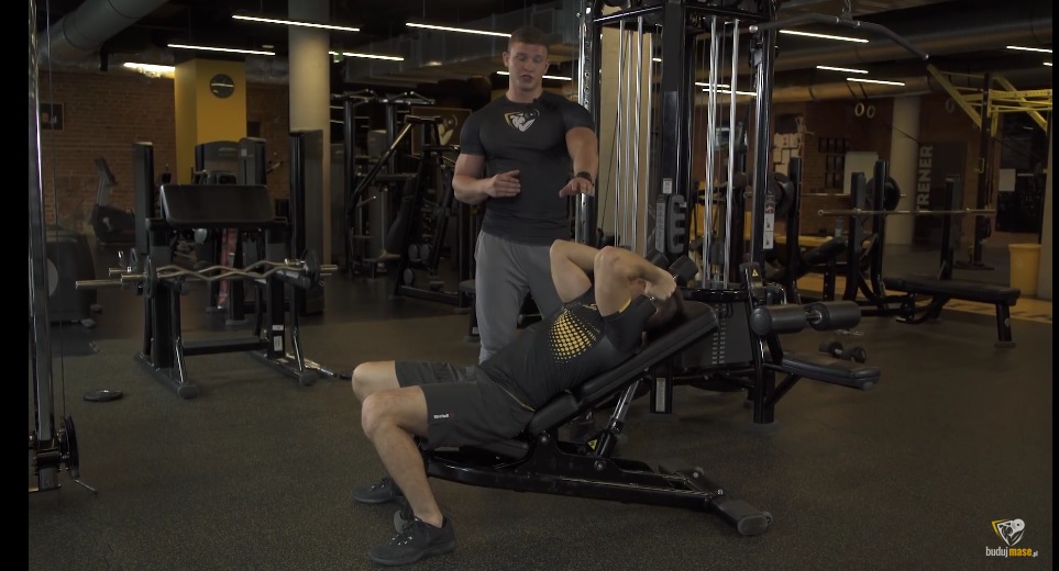 ćwiczenie na triceps - prostowanie przedramion z hantlami