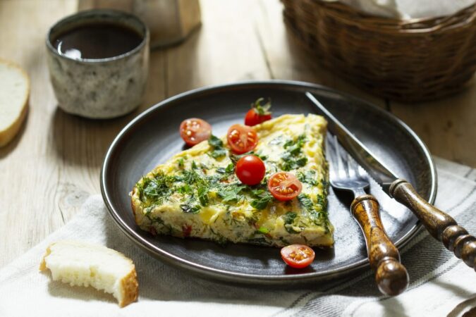 keto śniadanie - frittata z kozim serem i jarmużem