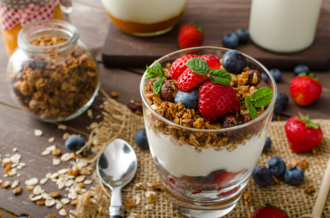 domowa granola z jogurtem i owocami