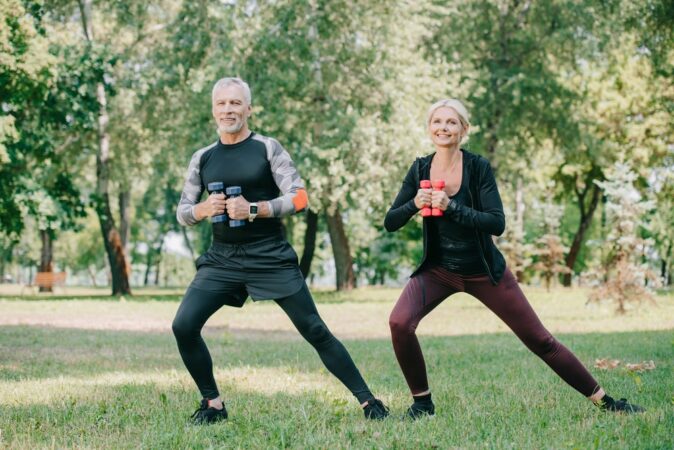 seniorzy na diecie odkwaszającej robią trening outdoor