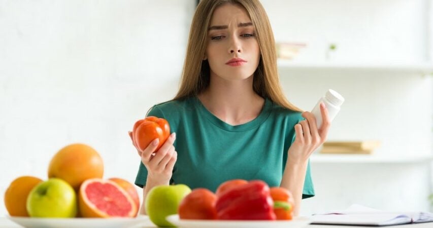 kobieta z alergią pokarmową wybiera produkty na diecie eliminacyjnej