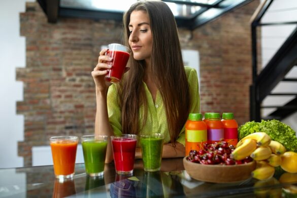 kobieta na jednodniowej diecie oczyszczającej pije sok owocowy