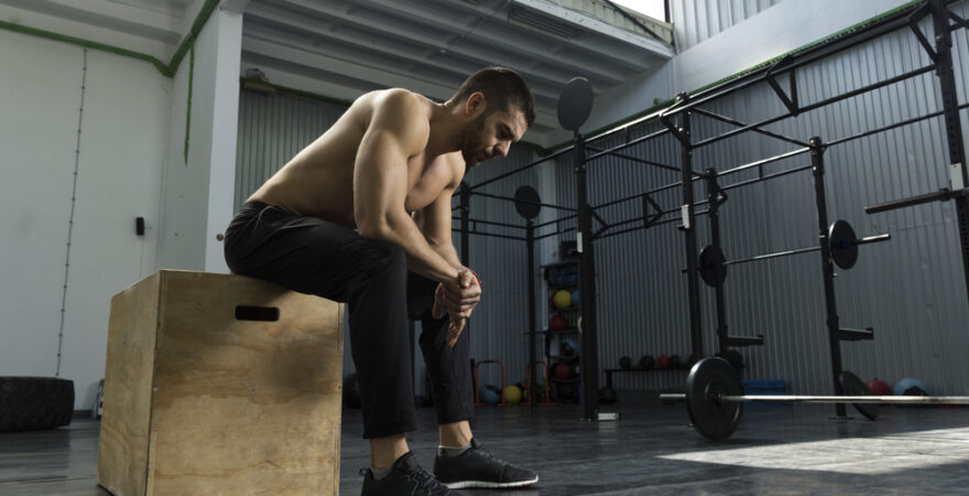 box squat skrzynia mężczyzna po treningu