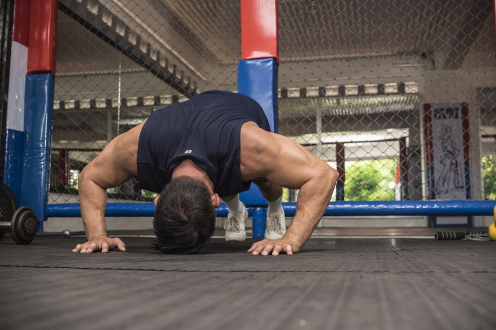 mężczyzna robi pike push up