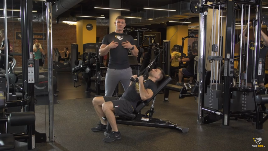 ćwiczenie Na Triceps - Prostowanie Ramion Z Linkami Wyciągu