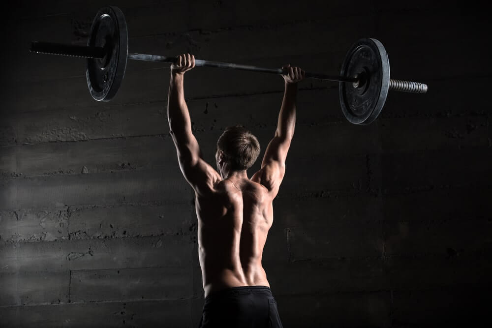 mężczyzna robi push press na barki