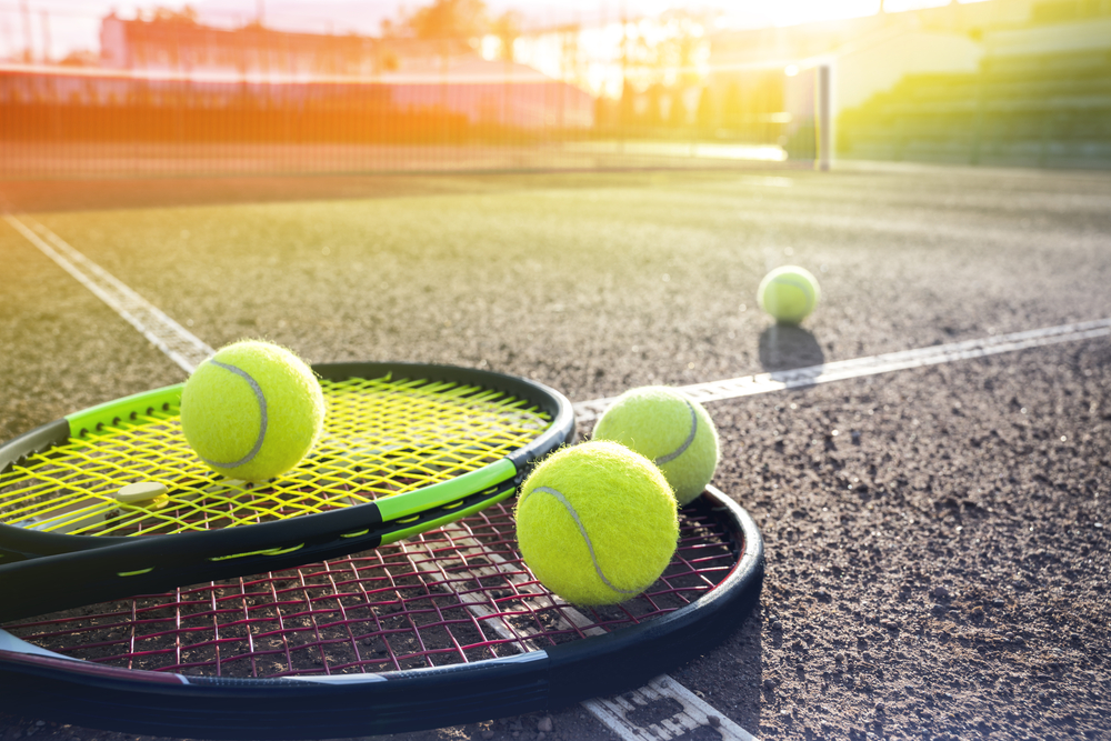 zasady gry w tenisa - rakieta i kort tenisowy