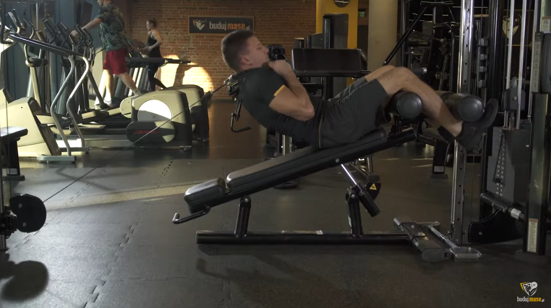 ćwiczenie na brzuch - skłony na ławce z linkami wyciągu