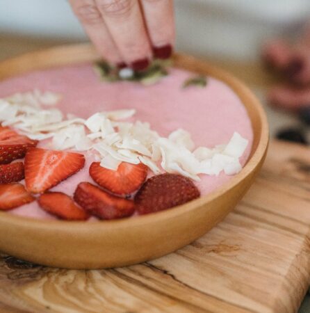 truskawkowe smoothie bowl