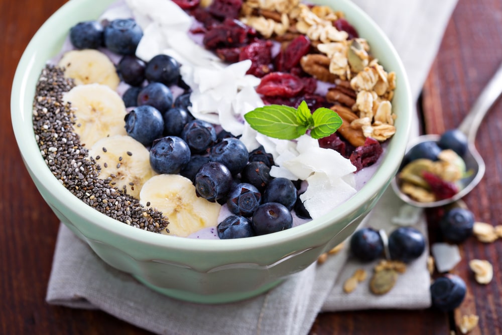 smoothie bowl na śniadanie z owocami