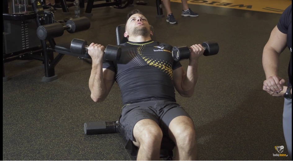 ćwiczenie na biceps - uginanie ramion z supinacją