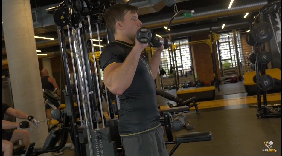 ćwiczenie na biceps - uginanie ramion z hantlami - faza koncentryczna
