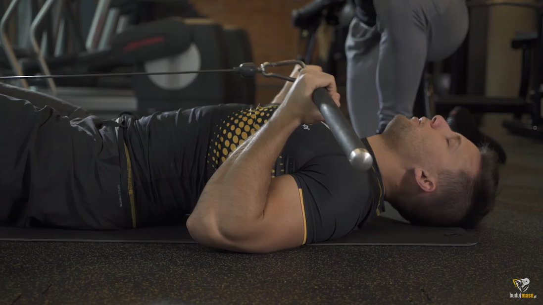 ćwiczenie na biceps - ugnianie przedramion na wyciągu dolnym leżąc