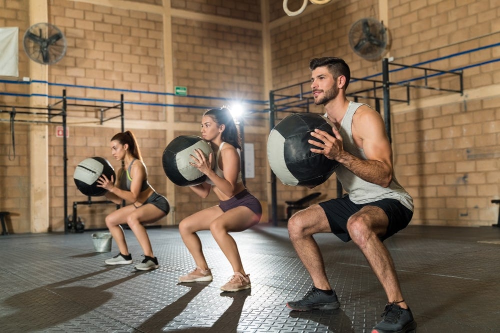 ćwiczenie wall ball na nogi i barki