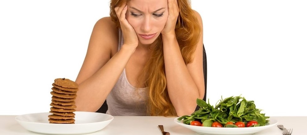 Dieta Na Stres - Kobieta W Stresie Zastanawia Się Co Zjeść